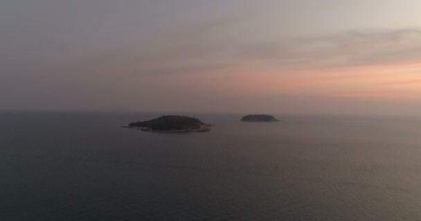 Vidéo aérienne de deux petites îles au coucher du soleil — Video