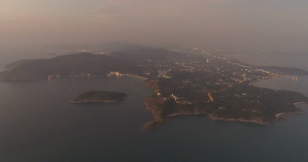 Aerial video av Phuket island med båtar på havet nära Promthepudden under solnedgången — Stockvideo