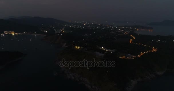 Vídeo aéreo de la isla de Phuket con cerca de Promthep Cape después del atardecer — Vídeos de Stock