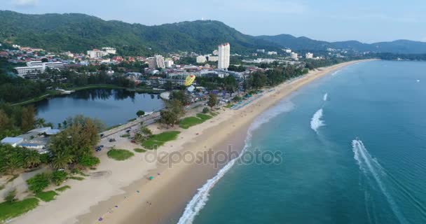 Vista aérea del hermoso mar azul tropical y playa larga desde la vista de aves, playa de Karon, isla de Phuket — Vídeos de Stock