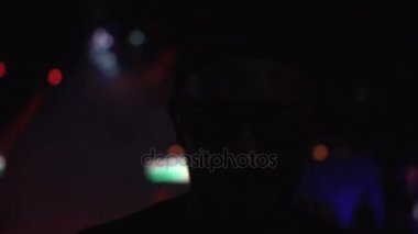 Neon giyen kulüpte dans adam gözlük yol açtı.