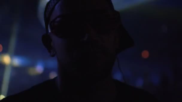 Homem dançando no clube vestindo neon levou óculos — Vídeo de Stock