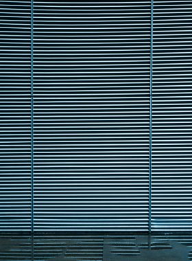 Gümüş metal arka plan kör ediyor.