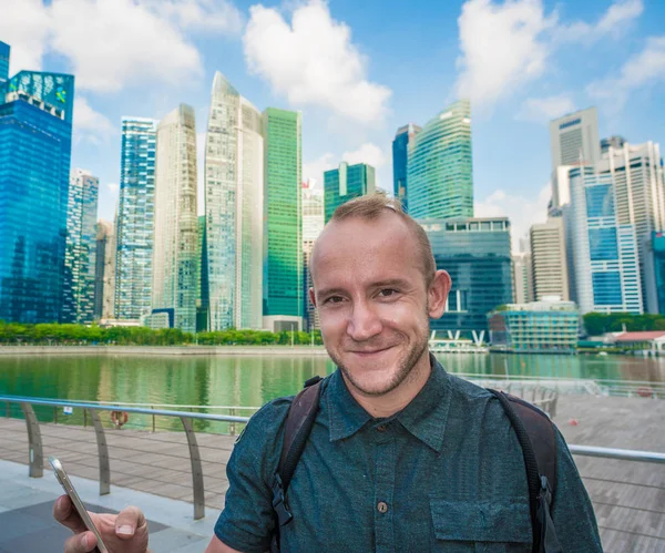 Tourist man taking mobile phone selfie picture at Singapore cityscape — Stock Photo, Image