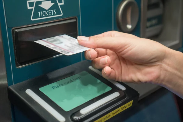 Primo piano mano con biglietto del treno dalla macchina self service — Foto Stock