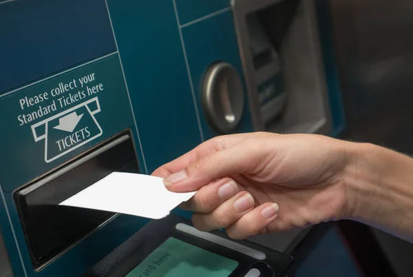 Крупним планом рука з квитком на поїзд з автомата самообслуговування — стокове фото