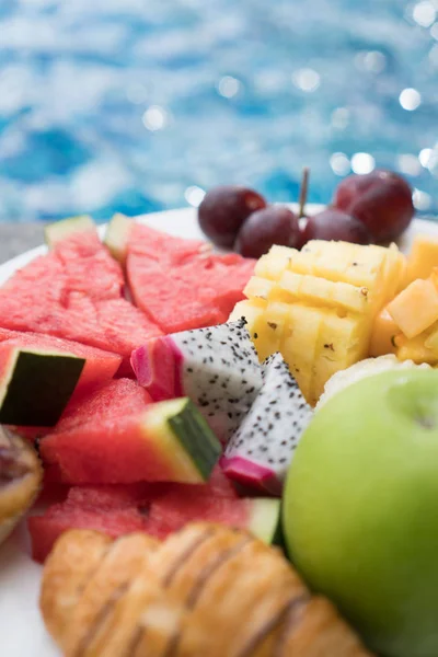 Πιατέλα με φρούτα από την πισίνα του ξενοδοχείου — Φωτογραφία Αρχείου