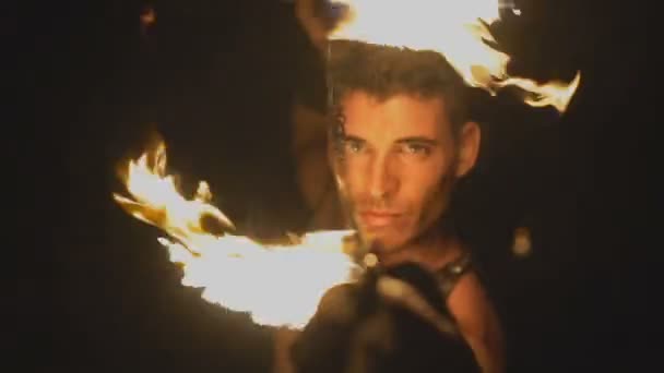 英俊的男人用火 — 图库视频影像
