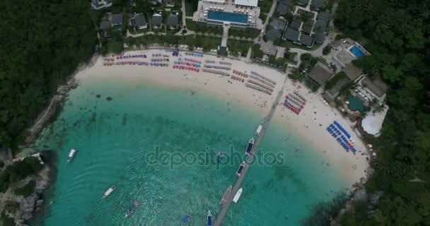 Vista superior plano aéreo del puerto de buques en la isla de Koh Racha Yai — Vídeo de stock