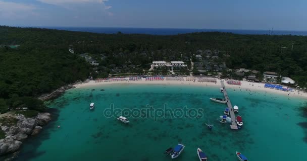 Vista superior plano aéreo del puerto de buques en la isla de Koh Racha Yai — Vídeos de Stock