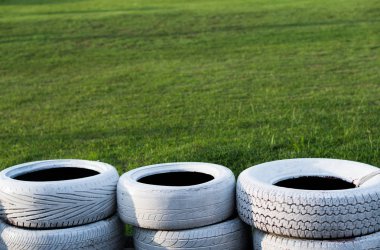 Kart yarış rotasında beyaz eski lastikler boyalı