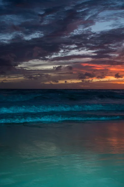 Incroyable coucher de soleil sur la mer — Photo