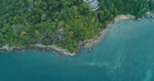 Вид с воздуха на тропический остров и море — стоковое видео