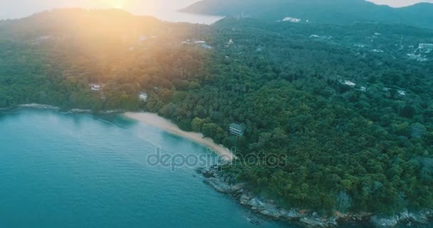 Vista aerea dell'isola tropicale, del mare e del cielo — Video Stock