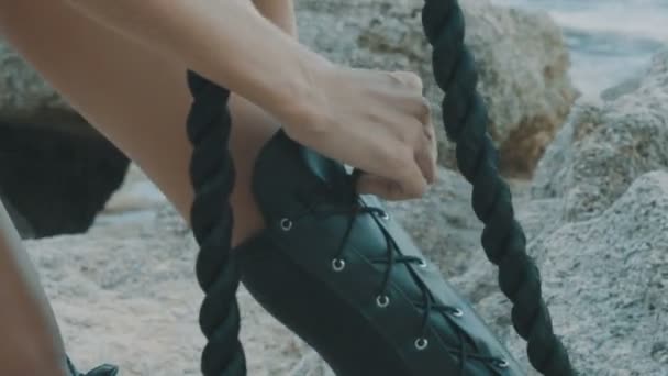 Woman hands tying shoelaces — Stock Video