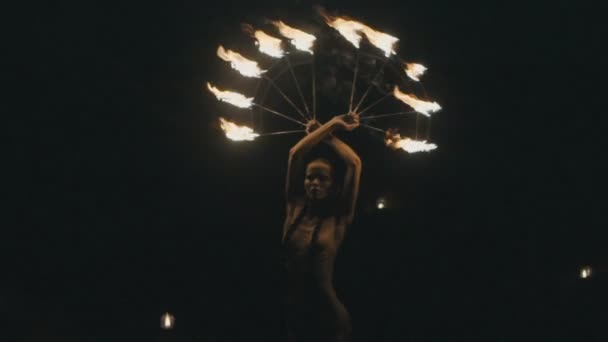 美丽的女人，用火 — 图库视频影像