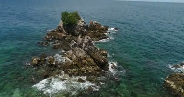 Vista aérea de rocas en el mar — Vídeo de stock