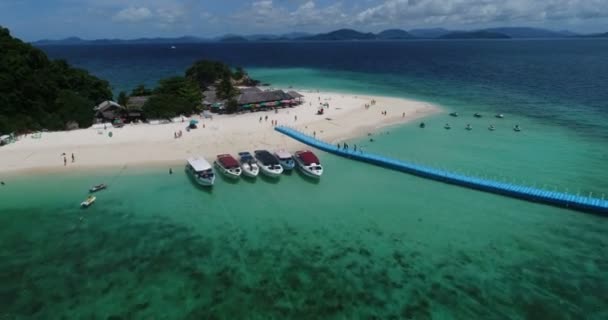 Вид з повітря на тропічний острів і море — стокове відео