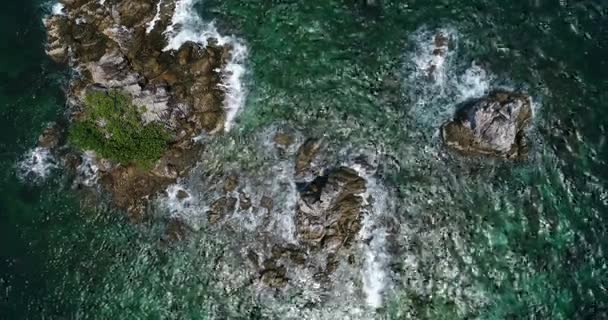 Vista aérea de rocas en el mar — Vídeo de stock