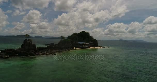 Vue aérienne de l'île tropicale et de la mer — Video