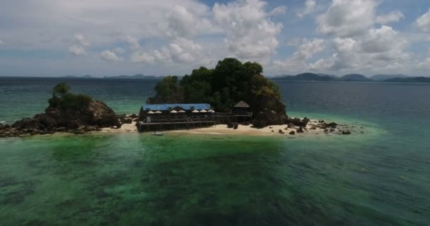 Luchtfoto van het tropische eiland en de zee — Stockvideo