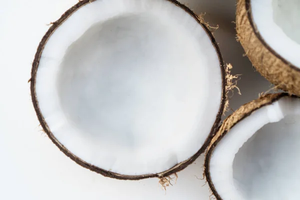 Noix de coco isolées sur le fond blanc — Photo