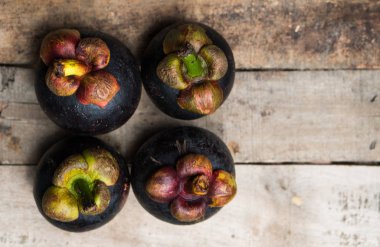 Ahşap masa üzerinde mangosten meyve