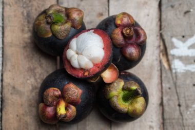 Ahşap masa üzerinde mangosten meyve