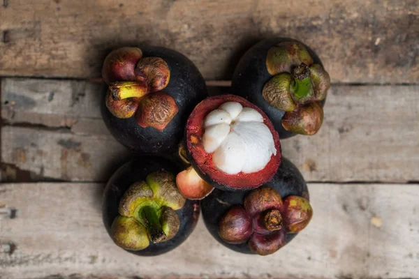 Mangosteen fruit on the wooden table — Stock Photo, Image