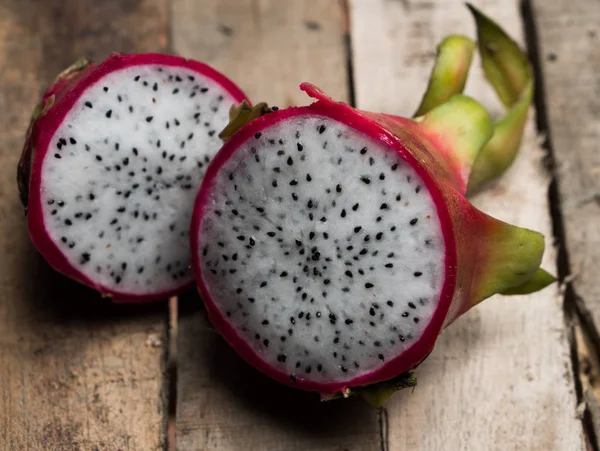 Drakenfruit op de houten tafel — Stockfoto