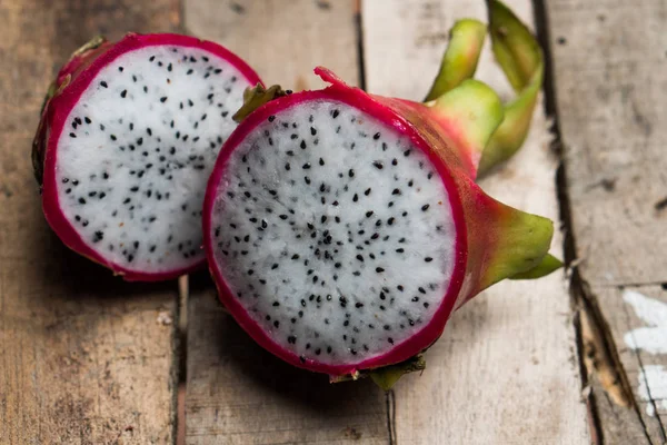 Drakenfruit op de houten tafel — Stockfoto