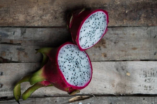 Drakenfruit op de houten tafel — Stockfoto