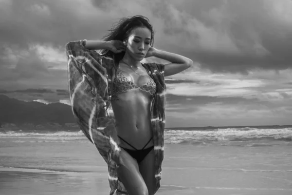 Sensuell kvinna på stranden — Stockfoto