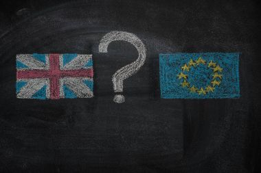 Brexit, İngiltere ve Avrupa Birliği arasında soru işareti yazı tahtası üzerinde ile bayrakları