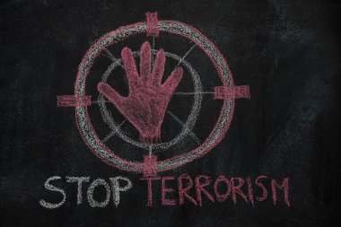 Kırmızı el şekli ve dur işareti hedef metinde terörizm Siyah Kara tahta