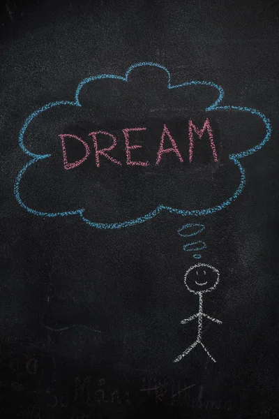 Símbolo do humano com bolha de fala e palavra de sonho no quadro negro — Fotografia de Stock