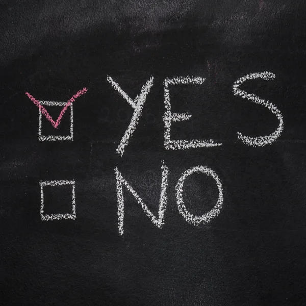 Yes or No on black chalkboard — Stock Photo, Image