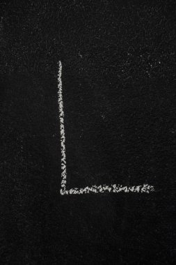 Siyah Kara tahta üzerinde L harfi