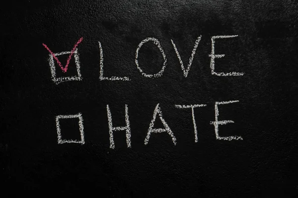 Liefde of haat op zwarte schoolbord — Stockfoto