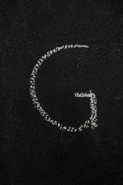 Γράμμα G στον μαύρο πίνακα κιμωλίας — Φωτογραφία Αρχείου