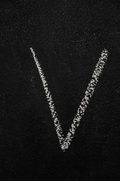 在黑色的黑板上的字母 V — 图库照片
