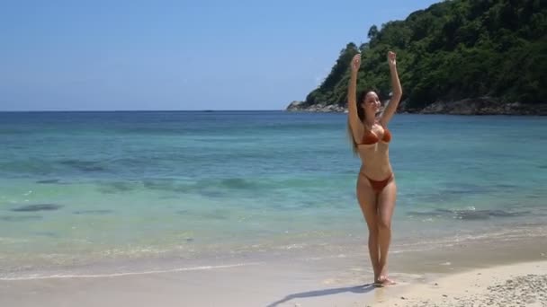 Mulher feliz bonita na praia — Vídeo de Stock