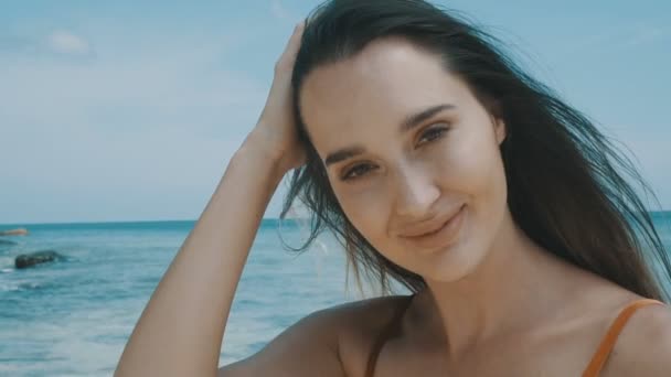 Mulher feliz bonita na praia — Vídeo de Stock