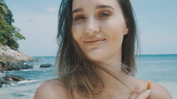 Hermosa mujer feliz en la playa — Vídeos de Stock