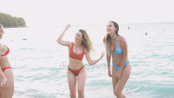 Vackra glada tjejer på stranden — Stockvideo