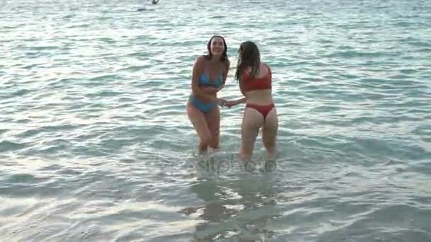 Hermosas chicas felices en la playa — Vídeo de stock