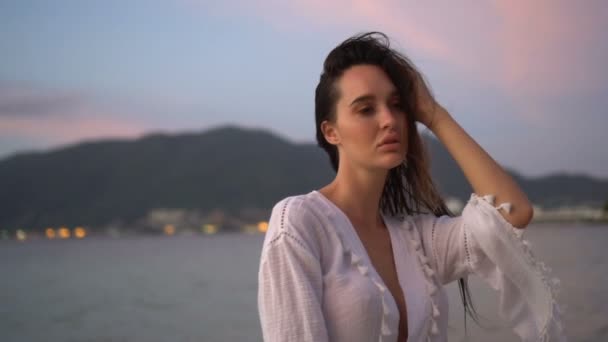 Vacker kvinna på stranden under solnedgången — Stockvideo