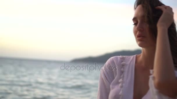Schöne Frau am Strand bei Sonnenuntergang — Stockvideo