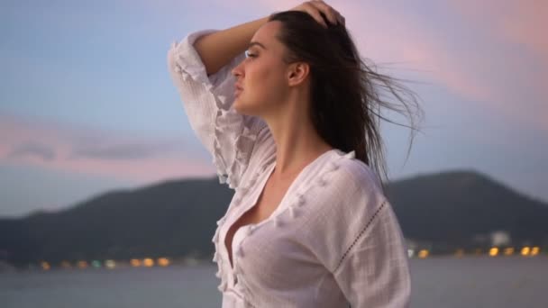 Gün batımı sırasında sahilde güzel kadın — Stok video