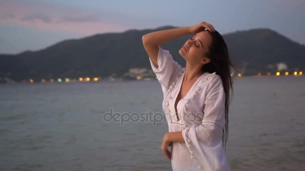 Mulher bonita na praia durante o pôr do sol — Vídeo de Stock